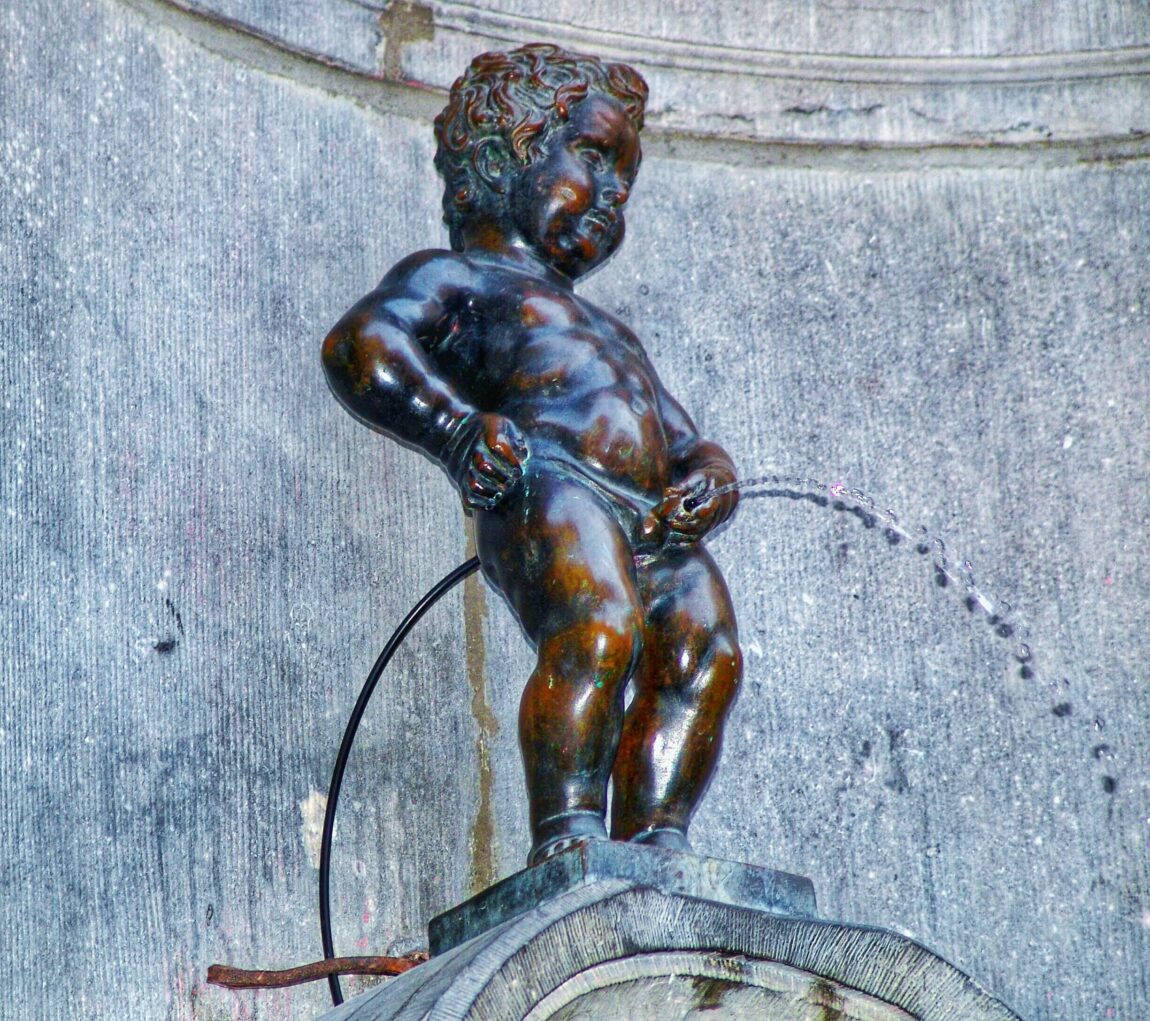 low-angle-view-bronze-manneken-pis-sculpture-fountain-against-wall
